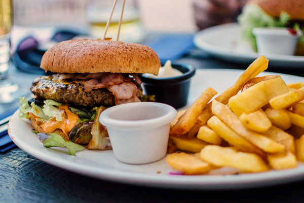 Eating out makes it difficult to avoid common food allergens