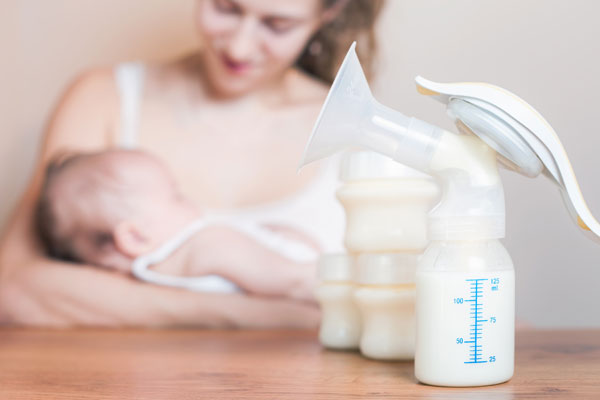 Wondering how to breastfeed, or what you need to know to breastfeed successfully? These 8 articles breastfeeding moms need to read explain the basics of milk supply, feeding frequency, paced feeding, pumping, and more! 