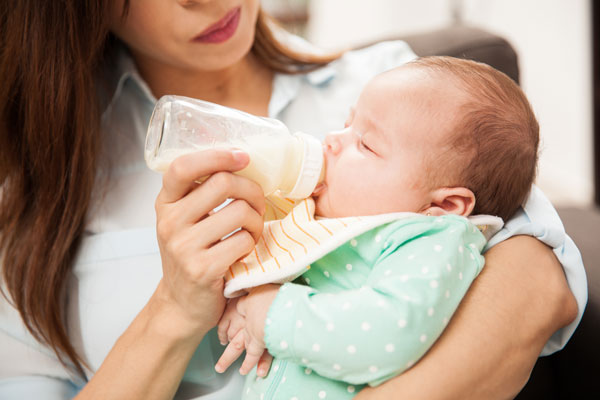 Wondering how to breastfeed, or what you need to know to breastfeed successfully? These 8 articles breastfeeding moms need to read explain the basics of milk supply, feeding frequency, paced feeding, pumping, and more! 