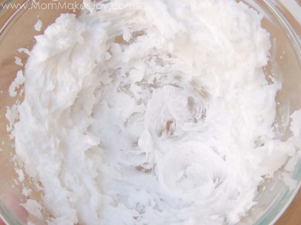 Foaming bath butter after whipping with a hand mixer
